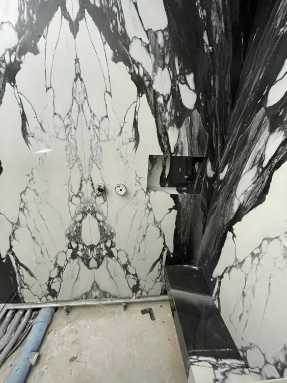 Duschwänke, Nische und Bank mit Level Keramik Calacatta Renoir verschönert