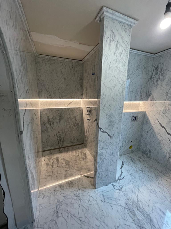 Dusche und WC-Bereich mit den Marmor Statuario Venato Classico vekleidet