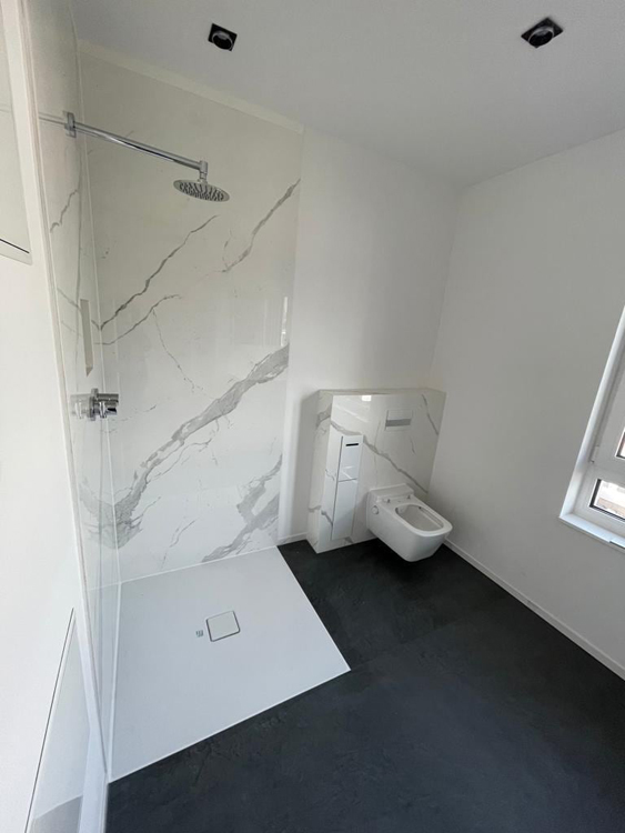 WC-Wand mit Apavisa Fliesen Calacata White verkleidet