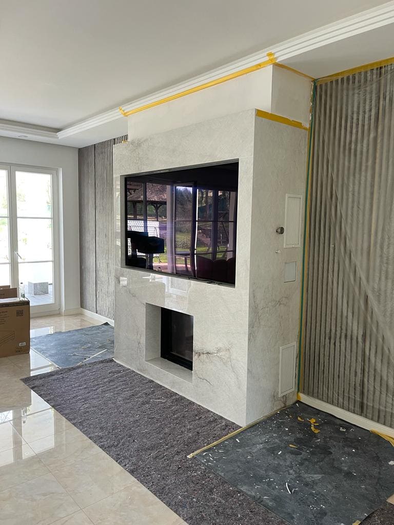 Wohnzimmer mit Wandverkleidung aus dem Material Quarzo von Level Keramik
