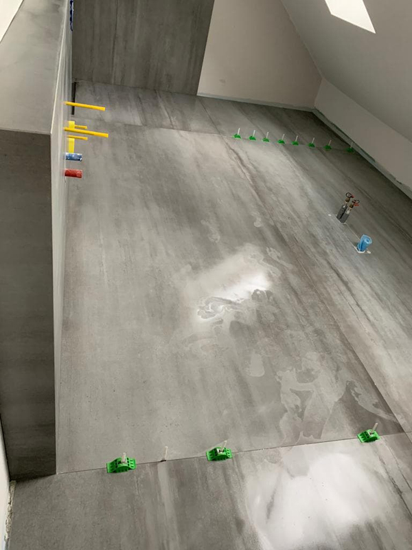  Badezimmer mit Infinity Light di Limestone grossformatigen Platten auf Wand und Boden