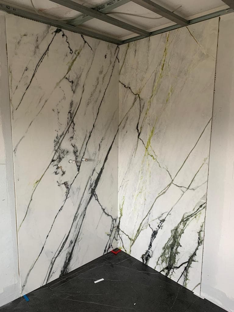  Bodengleiche Dusche mit Porcelanosa Calacatta Green an der Wand