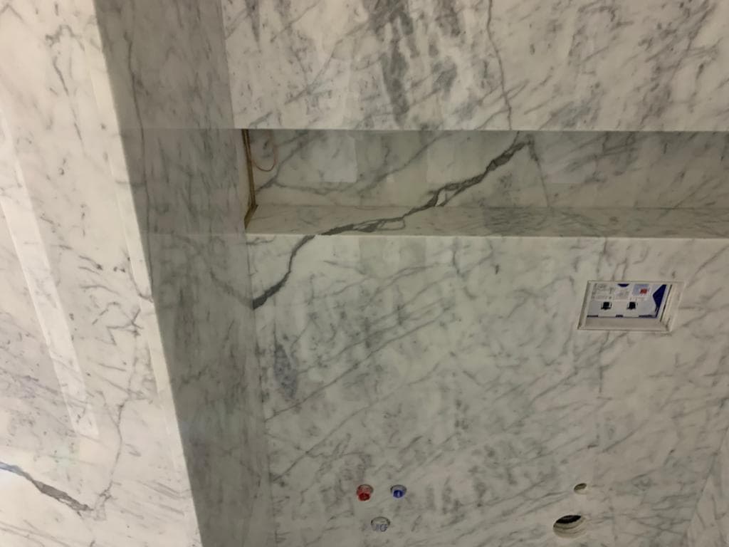 Marmor Fliesen Statuario Venato Classico im WC-Bereich 