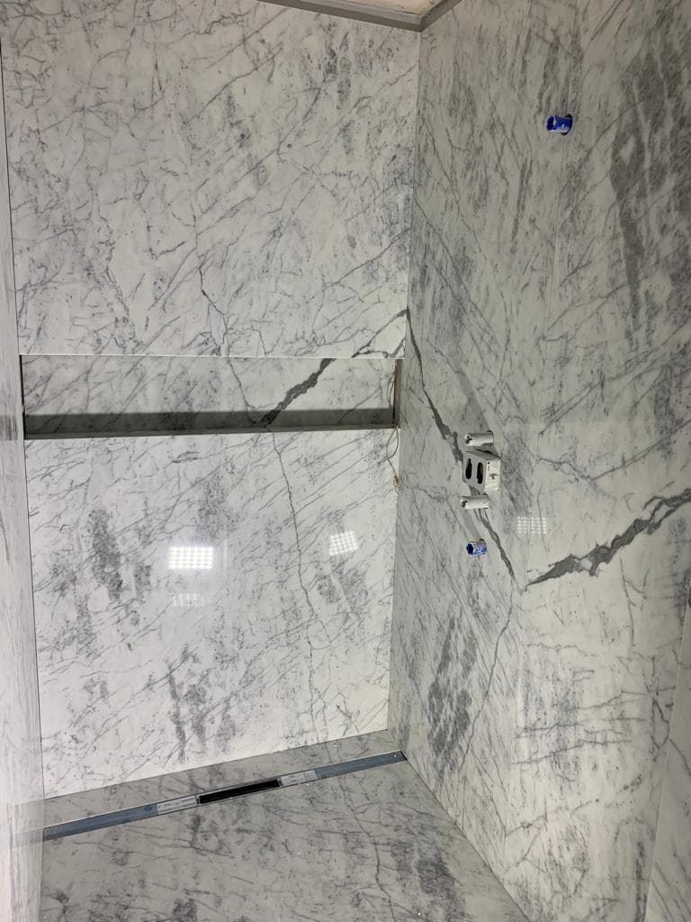  Bodengleiche Dusche mit grossformatigen Platten Marmor Statuario Venato Classico