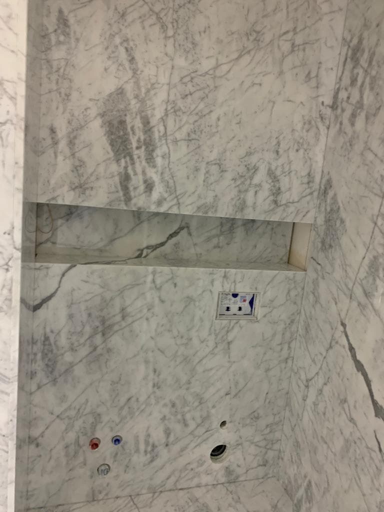  Marmor Statuario Venato Classico grossformatige Platten im WC-Bereich des Bads