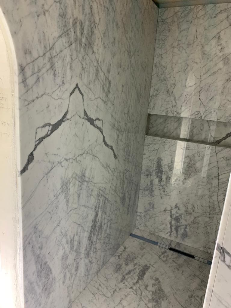  Boden und Wand mit grossformatigen Platten in der Dusche